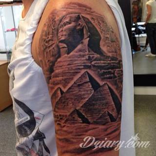 Tatuaże egipskie nawiązują do faraonów, piramid, wizerunku Sfinksa i starożytnych masek oraz symboli. Przekazują ukrytą we wzorze wiadomość tylko dla wtajemniczonych tworząc prawdziwy egipski sekret na skórze. 