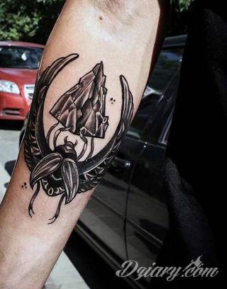 Tatuaże egipskie nawiązują do faraonów, piramid, wizerunku Sfinksa i starożytnych masek oraz symboli. Przekazują ukrytą we wzorze wiadomość tylko dla wtajemniczonych tworząc prawdziwy egipski sekret na skórze. 