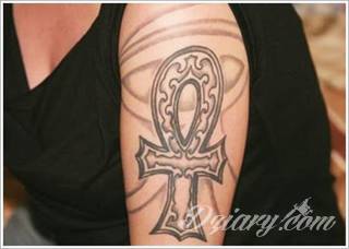 Tatuaże egipskie nawiązują do faraonów, piramid, wizerunku Sfinksa i starożytnych masek oraz symboli. Przekazują ukrytą we wzorze wiadomość tylko dla wtajemniczonych tworząc prawdziwy egipski sekret na skórze. 