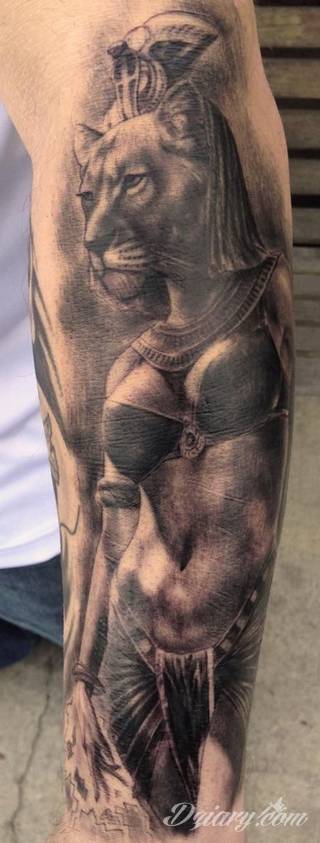 Tatuaże egipskie nawiązują do faraonów, piramid, wizerunku Sfinksa i starożytnych masek oraz symboli. Przekazują ukrytą we wzorze wiadomość tylko dla wtajemniczonych tworząc prawdziwy egipski sekret na skórze. 