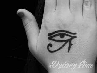 Tatuaże egipskie nawiązują do faraonów, piramid, wizerunku Sfinksa i starożytnych masek oraz symboli. Przekazują ukrytą we wzorze wiadomość tylko dla wtajemniczonych tworząc prawdziwy egipski sekret na skórze. 