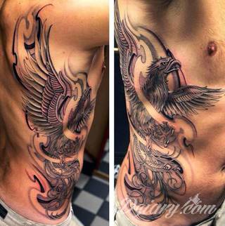 Nieśmiertelność, odrodzenie, powstanie z popiołów - taka symbolika tatuaży z Feniksem w niebanalny sposób ozdobi skórę osób o ogromnej wytrwałości. Tatuaże mogą być zarówno proste jak i skomplikowane; na tych drugich Feniks przyjmuje szczególnie ciekawe formy.