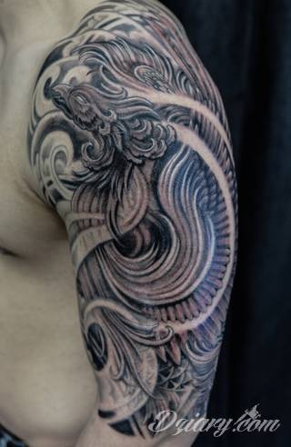 Nieśmiertelność, odrodzenie, powstanie z popiołów - taka symbolika tatuaży z Feniksem w niebanalny sposób ozdobi skórę osób o ogromnej wytrwałości. Tatuaże mogą być zarówno proste jak i skomplikowane; na tych drugich Feniks przyjmuje szczególnie ciekawe formy.