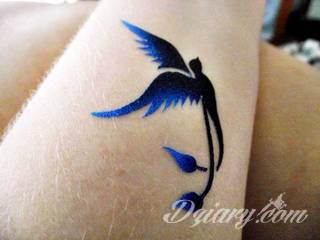 Nieśmiertelność, odrodzenie, powstanie z popiołów - taka symbolika tatuaży z Feniksem w niebanalny sposób ozdobi skórę osób o ogromnej wytrwałości. Tatuaże mogą być zarówno proste jak i skomplikowane; na tych drugich Feniks przyjmuje szczególnie ciekawe formy.