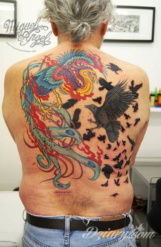 Nieśmiertelność, odrodzenie, powstanie z popiołów - taka symbolika tatuaży z Feniksem w niebanalny sposób ozdobi skórę osób o ogromnej wytrwałości. Tatuaże mogą być zarówno proste jak i skomplikowane; na tych drugich Feniks przyjmuje szczególnie ciekawe formy.