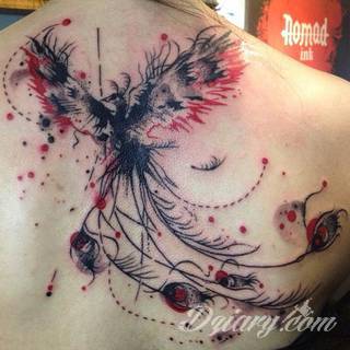 Nieśmiertelność, odrodzenie, powstanie z popiołów - taka symbolika tatuaży z Feniksem w niebanalny sposób ozdobi skórę osób o ogromnej wytrwałości. Tatuaże mogą być zarówno proste jak i skomplikowane; na tych drugich Feniks przyjmuje szczególnie ciekawe formy.