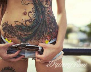 Nieśmiertelność, odrodzenie, powstanie z popiołów - taka symbolika tatuaży z Feniksem w niebanalny sposób ozdobi skórę osób o ogromnej wytrwałości. Tatuaże mogą być zarówno proste jak i skomplikowane; na tych drugich Feniks przyjmuje szczególnie ciekawe formy.