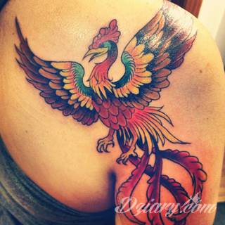 Nieśmiertelność, odrodzenie, powstanie z popiołów - taka symbolika tatuaży z Feniksem w niebanalny sposób ozdobi skórę osób o ogromnej wytrwałości. Tatuaże mogą być zarówno proste jak i skomplikowane; na tych drugich Feniks przyjmuje szczególnie ciekawe formy.