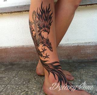 Nieśmiertelność, odrodzenie, powstanie z popiołów - taka symbolika tatuaży z Feniksem w niebanalny sposób ozdobi skórę osób o ogromnej wytrwałości. Tatuaże mogą być zarówno proste jak i skomplikowane; na tych drugich Feniks przyjmuje szczególnie ciekawe formy.