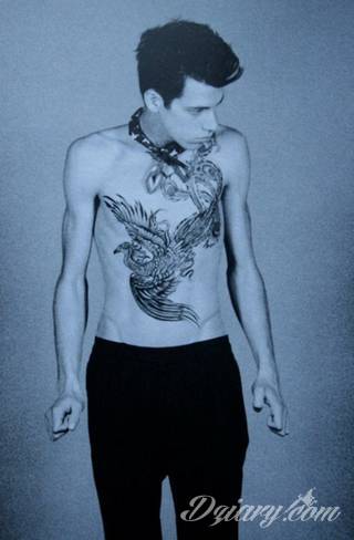 Nieśmiertelność, odrodzenie, powstanie z popiołów - taka symbolika tatuaży z Feniksem w niebanalny sposób ozdobi skórę osób o ogromnej wytrwałości. Tatuaże mogą być zarówno proste jak i skomplikowane; na tych drugich Feniks przyjmuje szczególnie ciekawe formy.