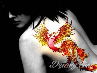Nieśmiertelność, odrodzenie, powstanie z popiołów - taka symbolika tatuaży z Feniksem w niebanalny sposób ozdobi skórę osób o ogromnej wytrwałości. Tatuaże mogą być zarówno proste jak i skomplikowane; na tych drugich Feniks przyjmuje szczególnie ciekawe formy.