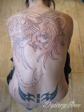 Nieśmiertelność, odrodzenie, powstanie z popiołów - taka symbolika tatuaży z Feniksem w niebanalny sposób ozdobi skórę osób o ogromnej wytrwałości. Tatuaże mogą być zarówno proste jak i skomplikowane; na tych drugich Feniks przyjmuje szczególnie ciekawe formy.