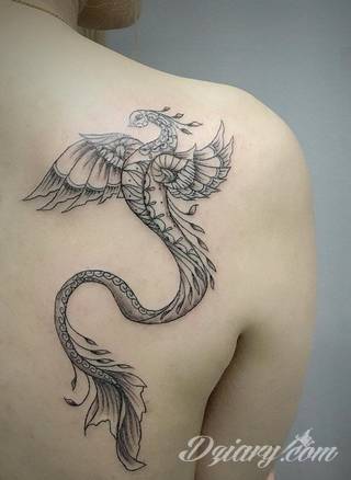 Nieśmiertelność, odrodzenie, powstanie z popiołów - taka symbolika tatuaży z Feniksem w niebanalny sposób ozdobi skórę osób o ogromnej wytrwałości. Tatuaże mogą być zarówno proste jak i skomplikowane; na tych drugich Feniks przyjmuje szczególnie ciekawe formy.