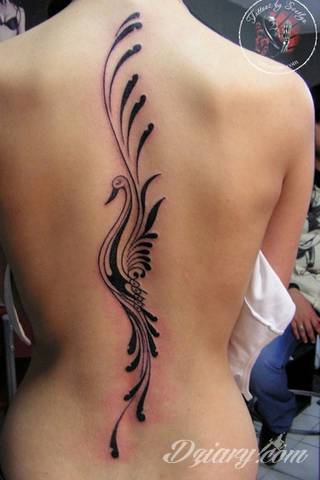 Nieśmiertelność, odrodzenie, powstanie z popiołów - taka symbolika tatuaży z Feniksem w niebanalny sposób ozdobi skórę osób o ogromnej wytrwałości. Tatuaże mogą być zarówno proste jak i skomplikowane; na tych drugich Feniks przyjmuje szczególnie ciekawe formy.