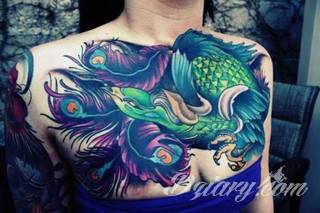 Nieśmiertelność, odrodzenie, powstanie z popiołów - taka symbolika tatuaży z Feniksem w niebanalny sposób ozdobi skórę osób o ogromnej wytrwałości. Tatuaże mogą być zarówno proste jak i skomplikowane; na tych drugich Feniks przyjmuje szczególnie ciekawe formy.