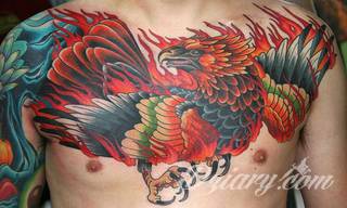 Nieśmiertelność, odrodzenie, powstanie z popiołów - taka symbolika tatuaży z Feniksem w niebanalny sposób ozdobi skórę osób o ogromnej wytrwałości. Tatuaże mogą być zarówno proste jak i skomplikowane; na tych drugich Feniks przyjmuje szczególnie ciekawe formy.
