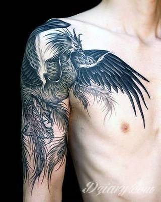 Nieśmiertelność, odrodzenie, powstanie z popiołów - taka symbolika tatuaży z Feniksem w niebanalny sposób ozdobi skórę osób o ogromnej wytrwałości. Tatuaże mogą być zarówno proste jak i skomplikowane; na tych drugich Feniks przyjmuje szczególnie ciekawe formy.