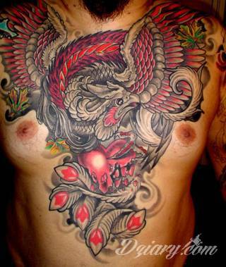 Nieśmiertelność, odrodzenie, powstanie z popiołów - taka symbolika tatuaży z Feniksem w niebanalny sposób ozdobi skórę osób o ogromnej wytrwałości. Tatuaże mogą być zarówno proste jak i skomplikowane; na tych drugich Feniks przyjmuje szczególnie ciekawe formy.