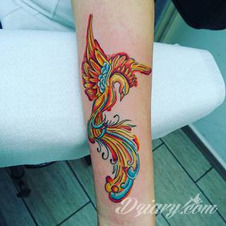 Nieśmiertelność, odrodzenie, powstanie z popiołów - taka symbolika tatuaży z Feniksem w niebanalny sposób ozdobi skórę osób o ogromnej wytrwałości. Tatuaże mogą być zarówno proste jak i skomplikowane; na tych drugich Feniks przyjmuje szczególnie ciekawe formy.