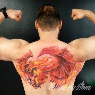 Nieśmiertelność, odrodzenie, powstanie z popiołów - taka symbolika tatuaży z Feniksem w niebanalny sposób ozdobi skórę osób o ogromnej wytrwałości. Tatuaże mogą być zarówno proste jak i skomplikowane; na tych drugich Feniks przyjmuje szczególnie ciekawe formy.
