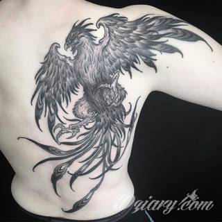 Nieśmiertelność, odrodzenie, powstanie z popiołów - taka symbolika tatuaży z Feniksem w niebanalny sposób ozdobi skórę osób o ogromnej wytrwałości. Tatuaże mogą być zarówno proste jak i skomplikowane; na tych drugich Feniks przyjmuje szczególnie ciekawe formy.