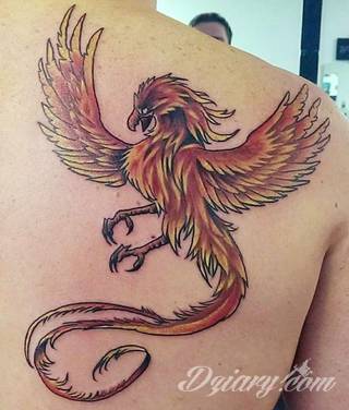 Nieśmiertelność, odrodzenie, powstanie z popiołów - taka symbolika tatuaży z Feniksem w niebanalny sposób ozdobi skórę osób o ogromnej wytrwałości. Tatuaże mogą być zarówno proste jak i skomplikowane; na tych drugich Feniks przyjmuje szczególnie ciekawe formy.