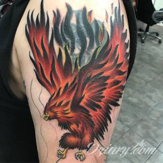 Nieśmiertelność, odrodzenie, powstanie z popiołów - taka symbolika tatuaży z Feniksem w niebanalny sposób ozdobi skórę osób o ogromnej wytrwałości. Tatuaże mogą być zarówno proste jak i skomplikowane; na tych drugich Feniks przyjmuje szczególnie ciekawe formy.