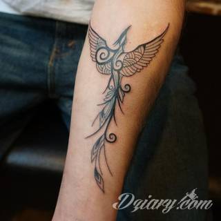 Nieśmiertelność, odrodzenie, powstanie z popiołów - taka symbolika tatuaży z Feniksem w niebanalny sposób ozdobi skórę osób o ogromnej wytrwałości. Tatuaże mogą być zarówno proste jak i skomplikowane; na tych drugich Feniks przyjmuje szczególnie ciekawe formy.