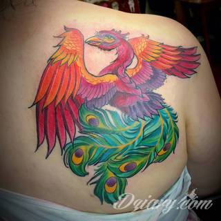 Nieśmiertelność, odrodzenie, powstanie z popiołów - taka symbolika tatuaży z Feniksem w niebanalny sposób ozdobi skórę osób o ogromnej wytrwałości. Tatuaże mogą być zarówno proste jak i skomplikowane; na tych drugich Feniks przyjmuje szczególnie ciekawe formy.