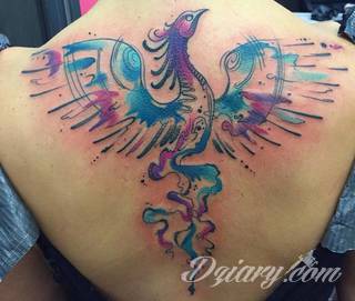 Nieśmiertelność, odrodzenie, powstanie z popiołów - taka symbolika tatuaży z Feniksem w niebanalny sposób ozdobi skórę osób o ogromnej wytrwałości. Tatuaże mogą być zarówno proste jak i skomplikowane; na tych drugich Feniks przyjmuje szczególnie ciekawe formy.