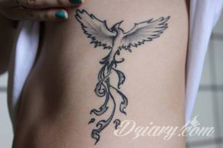 Nieśmiertelność, odrodzenie, powstanie z popiołów - taka symbolika tatuaży z Feniksem w niebanalny sposób ozdobi skórę osób o ogromnej wytrwałości. Tatuaże mogą być zarówno proste jak i skomplikowane; na tych drugich Feniks przyjmuje szczególnie ciekawe formy.