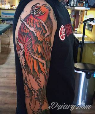 Nieśmiertelność, odrodzenie, powstanie z popiołów - taka symbolika tatuaży z Feniksem w niebanalny sposób ozdobi skórę osób o ogromnej wytrwałości. Tatuaże mogą być zarówno proste jak i skomplikowane; na tych drugich Feniks przyjmuje szczególnie ciekawe formy.