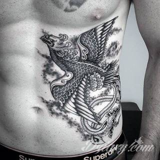 Nieśmiertelność, odrodzenie, powstanie z popiołów - taka symbolika tatuaży z Feniksem w niebanalny sposób ozdobi skórę osób o ogromnej wytrwałości. Tatuaże mogą być zarówno proste jak i skomplikowane; na tych drugich Feniks przyjmuje szczególnie ciekawe formy.