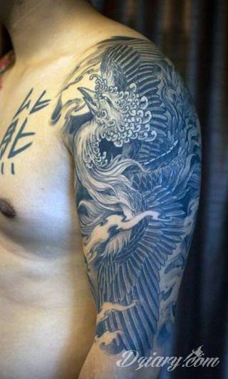 Nieśmiertelność, odrodzenie, powstanie z popiołów - taka symbolika tatuaży z Feniksem w niebanalny sposób ozdobi skórę osób o ogromnej wytrwałości. Tatuaże mogą być zarówno proste jak i skomplikowane; na tych drugich Feniks przyjmuje szczególnie ciekawe formy.