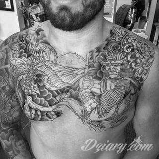 Nieśmiertelność, odrodzenie, powstanie z popiołów - taka symbolika tatuaży z Feniksem w niebanalny sposób ozdobi skórę osób o ogromnej wytrwałości. Tatuaże mogą być zarówno proste jak i skomplikowane; na tych drugich Feniks przyjmuje szczególnie ciekawe formy.