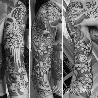 Nieśmiertelność, odrodzenie, powstanie z popiołów - taka symbolika tatuaży z Feniksem w niebanalny sposób ozdobi skórę osób o ogromnej wytrwałości. Tatuaże mogą być zarówno proste jak i skomplikowane; na tych drugich Feniks przyjmuje szczególnie ciekawe formy.