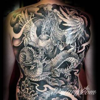 Nieśmiertelność, odrodzenie, powstanie z popiołów - taka symbolika tatuaży z Feniksem w niebanalny sposób ozdobi skórę osób o ogromnej wytrwałości. Tatuaże mogą być zarówno proste jak i skomplikowane; na tych drugich Feniks przyjmuje szczególnie ciekawe formy.