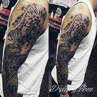 Nieśmiertelność, odrodzenie, powstanie z popiołów - taka symbolika tatuaży z Feniksem w niebanalny sposób ozdobi skórę osób o ogromnej wytrwałości. Tatuaże mogą być zarówno proste jak i skomplikowane; na tych drugich Feniks przyjmuje szczególnie ciekawe formy.