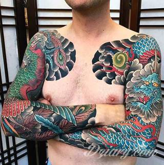 Nieśmiertelność, odrodzenie, powstanie z popiołów - taka symbolika tatuaży z Feniksem w niebanalny sposób ozdobi skórę osób o ogromnej wytrwałości. Tatuaże mogą być zarówno proste jak i skomplikowane; na tych drugich Feniks przyjmuje szczególnie ciekawe formy.