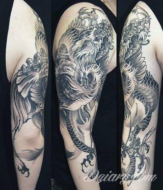 Nieśmiertelność, odrodzenie, powstanie z popiołów - taka symbolika tatuaży z Feniksem w niebanalny sposób ozdobi skórę osób o ogromnej wytrwałości. Tatuaże mogą być zarówno proste jak i skomplikowane; na tych drugich Feniks przyjmuje szczególnie ciekawe formy.