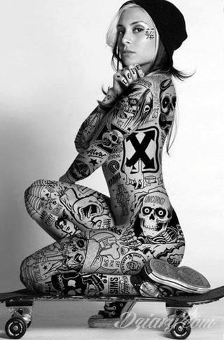 Tatuaże na całym ciele; format full body pozwala na pełną swobodę kreacji rysunku na ciele. Różnorodność grafik i mnogość kolorów czynią z ciała paletę malarską, która pełna jest wzorów i grafiki.