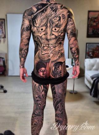 Tatuaże na całym ciele; format full body pozwala na pełną swobodę kreacji rysunku na ciele. Różnorodność grafik i mnogość kolorów czynią z ciała paletę malarską, która pełna jest wzorów i grafiki.