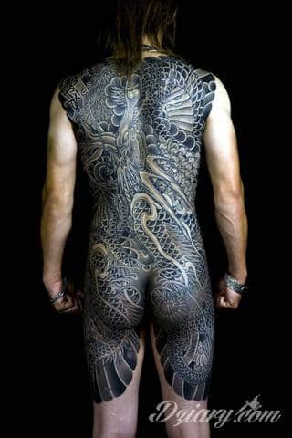 Tatuaże na całym ciele; format full body pozwala na pełną swobodę kreacji rysunku na ciele. Różnorodność grafik i mnogość kolorów czynią z ciała paletę malarską, która pełna jest wzorów i grafiki.