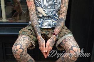 Tatuaże na całym ciele; format full body pozwala na pełną swobodę kreacji rysunku na ciele. Różnorodność grafik i mnogość kolorów czynią z ciała paletę malarską, która pełna jest wzorów i grafiki.