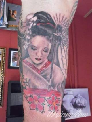 Tatuaże prezentujące gejsze to niezwykłe wizje artystów: od obrazów pokornych Azjatek po ich fantazyjne wersje. Charakteryzują się niespokojną kreską, w której nie brak nawiązań do ludzkiego życia i śmierci. 