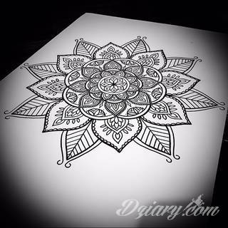 Tatuaże geometryczne niepokojąco kuszące wzrok. Łączą prostą formę opartą na kilku kształtach jak i duże formaty o spójnej kompozycji graficznej stworzonej z niewielkich symboli.  