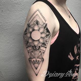 Tatuaże geometryczne niepokojąco kuszące wzrok. Łączą prostą formę opartą na kilku kształtach jak i duże formaty o spójnej kompozycji graficznej stworzonej z niewielkich symboli.  