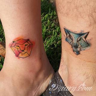 Tatuaże geometryczne niepokojąco kuszące wzrok. Łączą prostą formę opartą na kilku kształtach jak i duże formaty o spójnej kompozycji graficznej stworzonej z niewielkich symboli.  