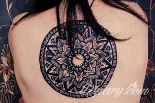 Tatuaże geometryczne niepokojąco kuszące wzrok. Łączą prostą formę opartą na kilku kształtach jak i duże formaty o spójnej kompozycji graficznej stworzonej z niewielkich symboli.  