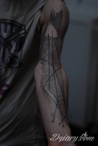 Tatuaże geometryczne niepokojąco kuszące wzrok. Łączą prostą formę opartą na kilku kształtach jak i duże formaty o spójnej kompozycji graficznej stworzonej z niewielkich symboli.  